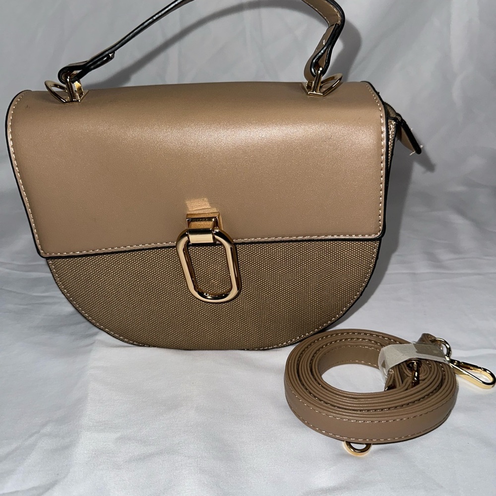 Sophisticated Tan Leather Crossbody Bag with Gold Hardware